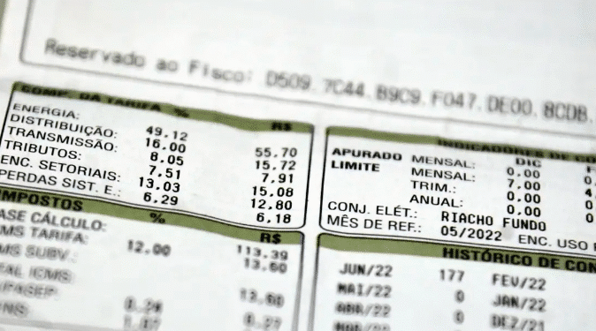Fatura de energia com tarifas detalhadas e valores específicos para a conta de energia elétrica, destacando informações sobre a tarifa social e isenção parcial de custos.