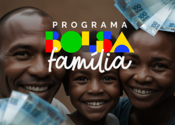 Programa Bolsa Família antecipado julho 2025 - família brasileira feliz com dinheiro do benefício social