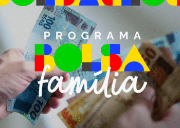 Notas de real em mãos com sobreposição do logotipo do Programa Bolsa Família