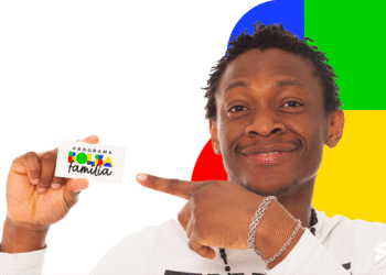 Homem sorridente segura cartão do programa Bolsa Família com fundo colorido.