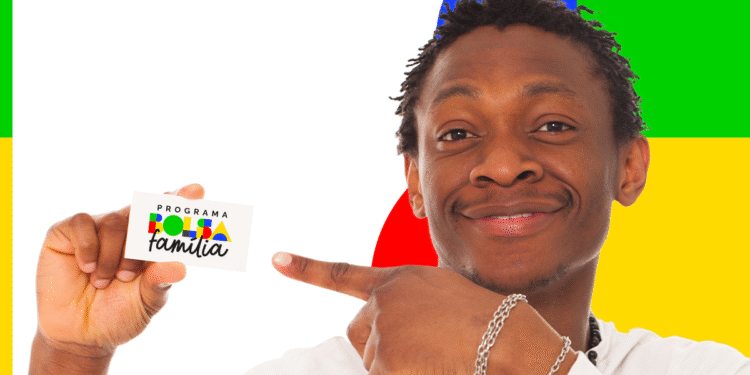 Homem sorridente segura cartão do programa Bolsa Família com fundo colorido.