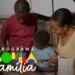 Família participando de atividade no programa Bolsa Família, com foco em apoio e inclusão social.