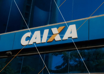 Fachada da Caixa Econômica Federal com letreiro em destaque