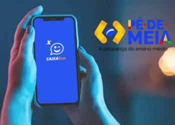 Imagem mostrando uma pessoa segurando um celular com o aplicativo Caixa Tem aberto, com a logo do Pé-de-Meia e a frase 'A poupança do ensino médio'.