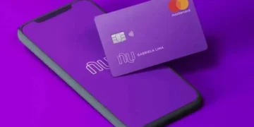 Cartão Nubank roxo com o logo da Mastercard e smartphone exibindo o aplicativo