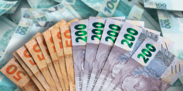 Imagem de cédulas de dinheiro brasileiro, com destaque para notas de 50 e 200 reais, ilustrando resgates financeiros disponíveis.