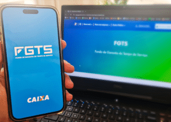 Aplicativo e site do FGTS abertos em celular e notebook