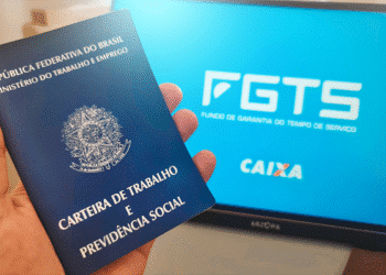 Carteira de Trabalho ao lado de tela com logo do FGTS e Caixa Econômica Federal