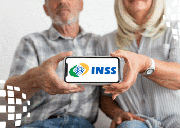 Imagem ilustrativa sobre reembolso do INSS, mostrando casal idoso segurando celular com logo do INSS.