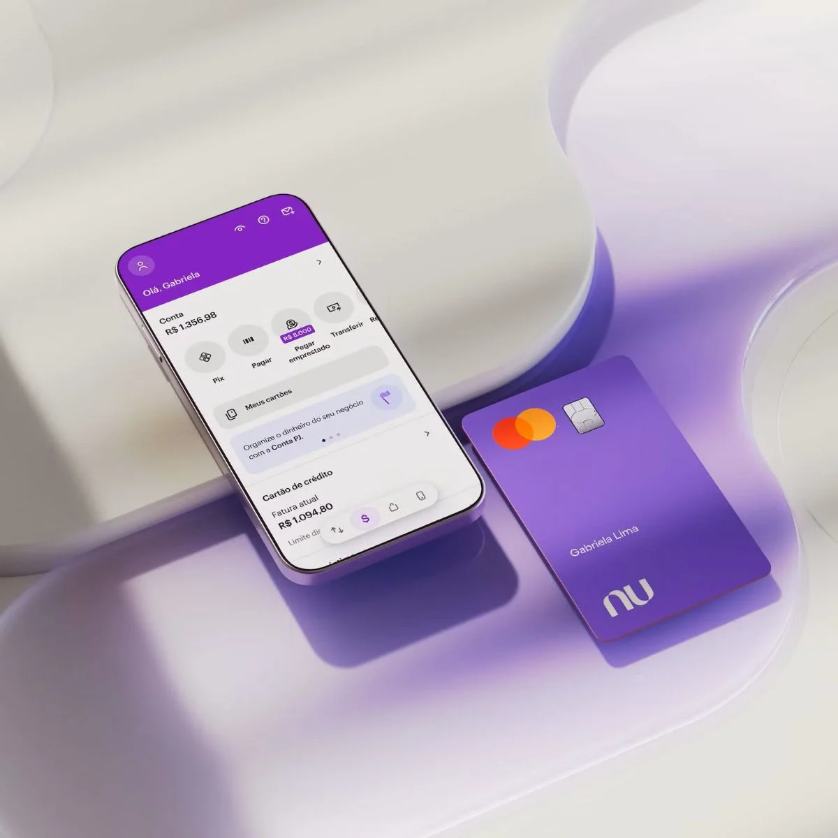 Aplicativo Nubank exibido em smartphone com cartão roxo ao lado