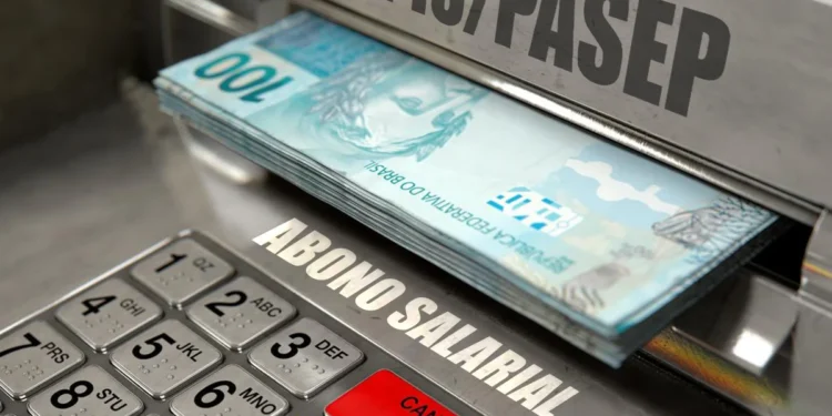 Notas de R$100 visíveis em caixa eletrônico com referência ao PIS/PASEP e crédito salarial.