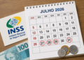 Calendário de julho 2026 com datas 27, 28, 29, 30 e 31 circuladas, cartão INSS e dinheiro ao lado