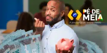 magem de uma pessoa segurando um cofrinho de porquinho e notas de R$100, com a logo do Pé-de-Meia ao fundo. A ideia central é a de poupança financeira.
