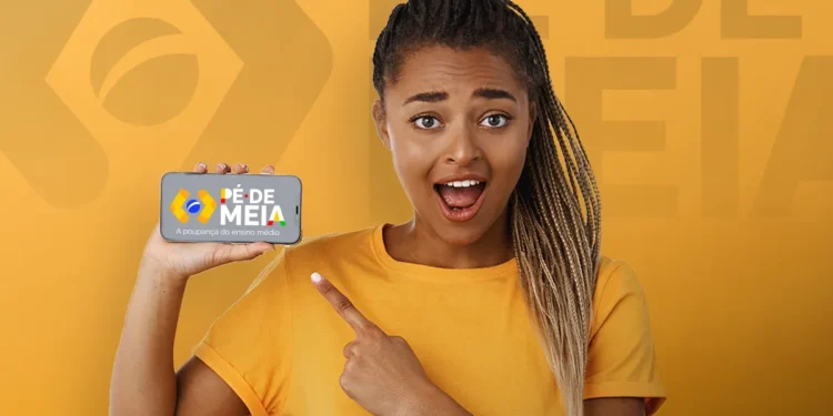 Mulher com cabelo trançado segurando um celular mostrando o logo do programa 'Pé-de-Meia'.