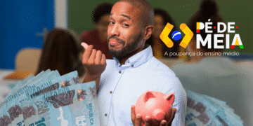 Imagem de uma pessoa sorrindo com uma moeda de 100 reais e um cofrinho de porquinho, simbolizando o valor de R$ 200 ou R$ 225 no Caixa Tem.