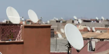 Antena parabólica em telhados urbanos, representando a conexão com o Programa Brasil Antenado.