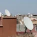 Antena parabólica em telhados urbanos, representando a conexão com o Programa Brasil Antenado.