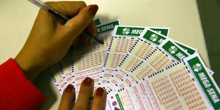 Pessoas preenchendo cupons da Mega-Sena após o reajuste nas apostas da Loteria Caixa