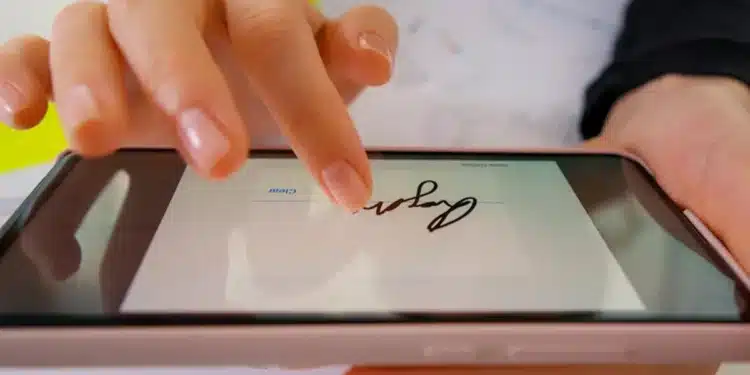 Assinatura digital sendo feita em smartphone utilizando o Gov.br