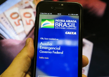Tela do celular com notificação sobre Auxílio Emergencial do Governo Federal