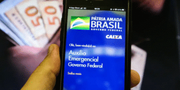 Tela do celular com notificação sobre Auxílio Emergencial do Governo Federal