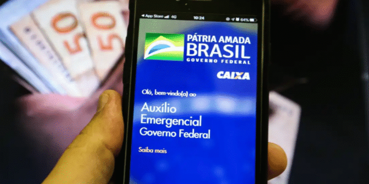 Tela do celular com notificação sobre Auxílio Emergencial do Governo Federal
