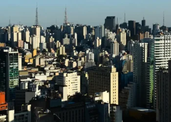 Vista de uma cidade com prédios residenciais e comerciais