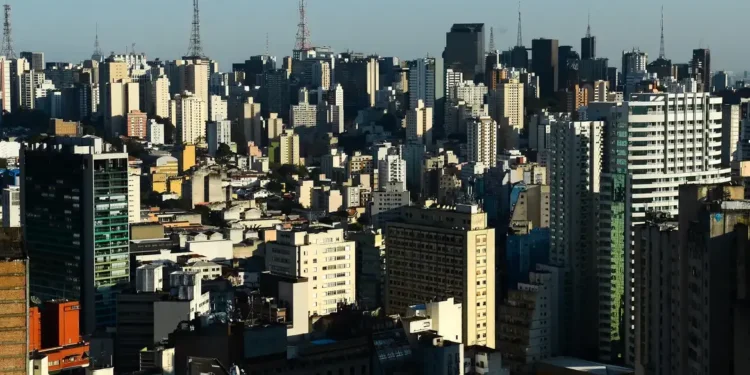 Vista de uma cidade com prédios residenciais e comerciais