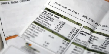 Bandeira vermelha em vigor e dicas para economizar na conta de luz em julho.