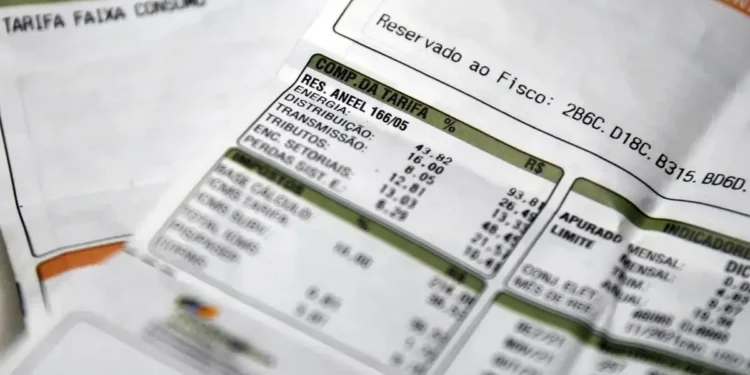 Bandeira vermelha em vigor e dicas para economizar na conta de luz em julho.