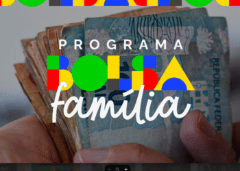 Mãos segurando reais brasileiros com texto sobreposto 'Programa Bolsa Família', destacando novas regras que afetam a elegibilidade.