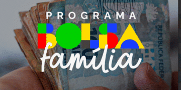 Mãos segurando reais brasileiros com texto sobreposto 'Programa Bolsa Família', destacando novas regras que afetam a elegibilidade.
