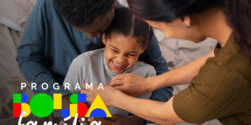 Família reunida em momento de carinho, com texto sobre o Programa Bolsa Família 2025 e novos grupos prioritários.