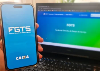 Tela inicial do aplicativo FGTS da Caixa no celular mostrando o logo e acesso ao serviço.