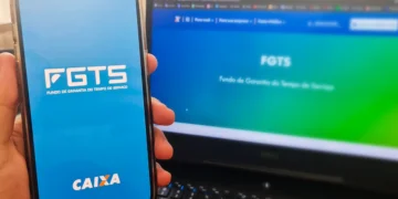 Tela inicial do aplicativo FGTS da Caixa no celular mostrando o logo e acesso ao serviço.