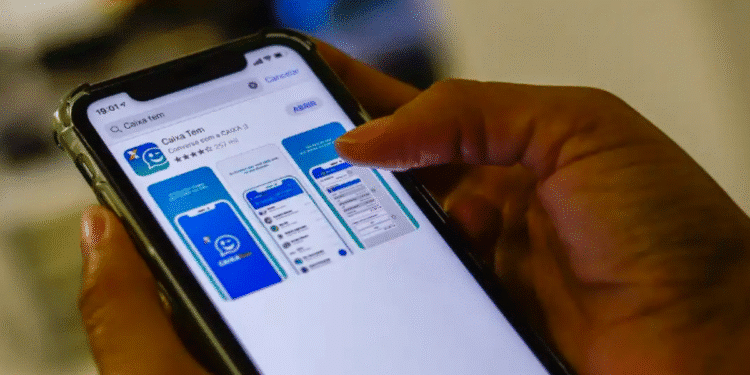 Imagem do aplicativo Caixa Tem com destaque para a opção Pix, mostrando que o valor extra será superior a R$ 100 em agosto.