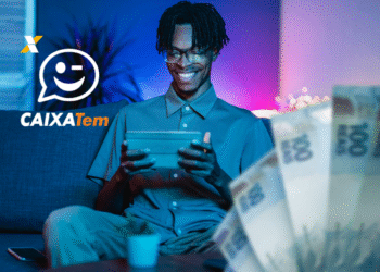 Homem sorrindo com tablet, logo Caixa Tem e notas de R$ 100, Pix de R$ 200 e R$ 225 para novos grupos