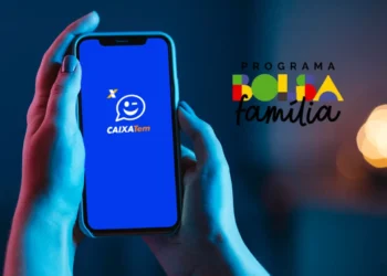 Imagem ilustrativa mostrando o aplicativo Caixa Tem na tela de um smartphone com o logo do programa Bolsa Família ao lado, destacando informações sobre a data de pagamento.