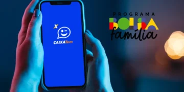 Imagem ilustrativa mostrando o aplicativo Caixa Tem na tela de um smartphone com o logo do programa Bolsa Família ao lado, destacando informações sobre a data de pagamento.