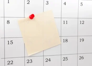Calendário com post-it vazio para marcar eventos ou compromissos