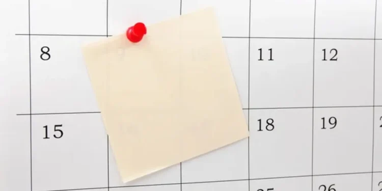 Calendário com post-it vazio para marcar eventos ou compromissos