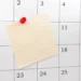 Calendário com post-it vazio para marcar eventos ou compromissos