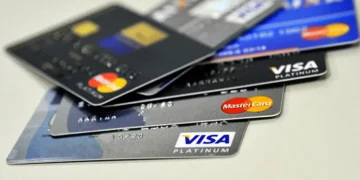 Imagem ilustrativa de cartões de crédito Visa e MasterCard com foco em aumentar limite de crédito.