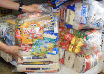 Cestas básicas com alimentos essenciais para famílias em vulnerabilidade.