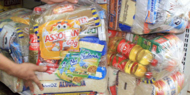 Cestas básicas com alimentos essenciais para famílias em vulnerabilidade.