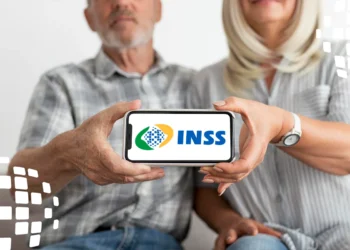 Simulação de aposentadoria pelo Meu INSS com smartphone mostrando o logo do INSS.