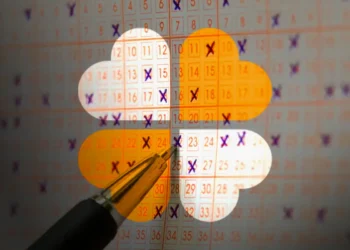 Cartão da Mega-Sena com marcação de números e caneta, destacando o prêmio de R$ 42 milhões para o próximo sorteio.