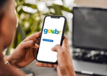 Pessoa utilizando o aplicativo Gov.br em smartphone para acessar serviços digitais do governo