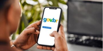 Pessoa utilizando o aplicativo Gov.br em smartphone para acessar serviços digitais do governo