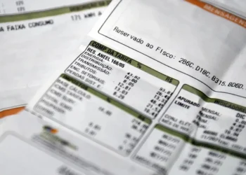 Conta de luz com bandeira vermelha e taxa extra em julho, conforme comunicado da ANEEL.